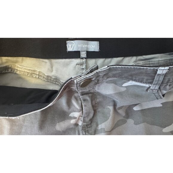 2/$30 Wit & Wisdom Size 14 Womens Camouflage Cargo Shorts Cotton/Spandex - Picture 7 of 16